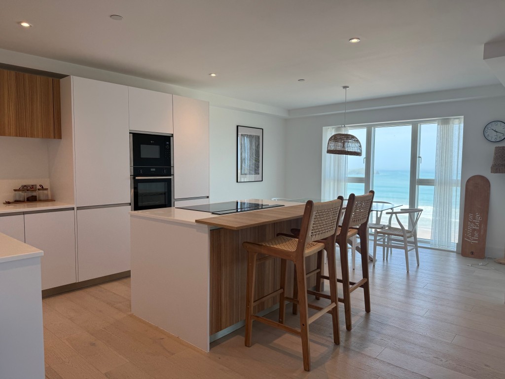Lot: 132 - SPACIOUS TWO-BEDROOM APARTMENT WITH STUNNING SEA VIEWS AND PARKING - Kitchen dining area